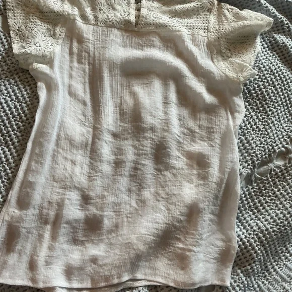 Ladies White short sleeve top. - Picture 4 of 5